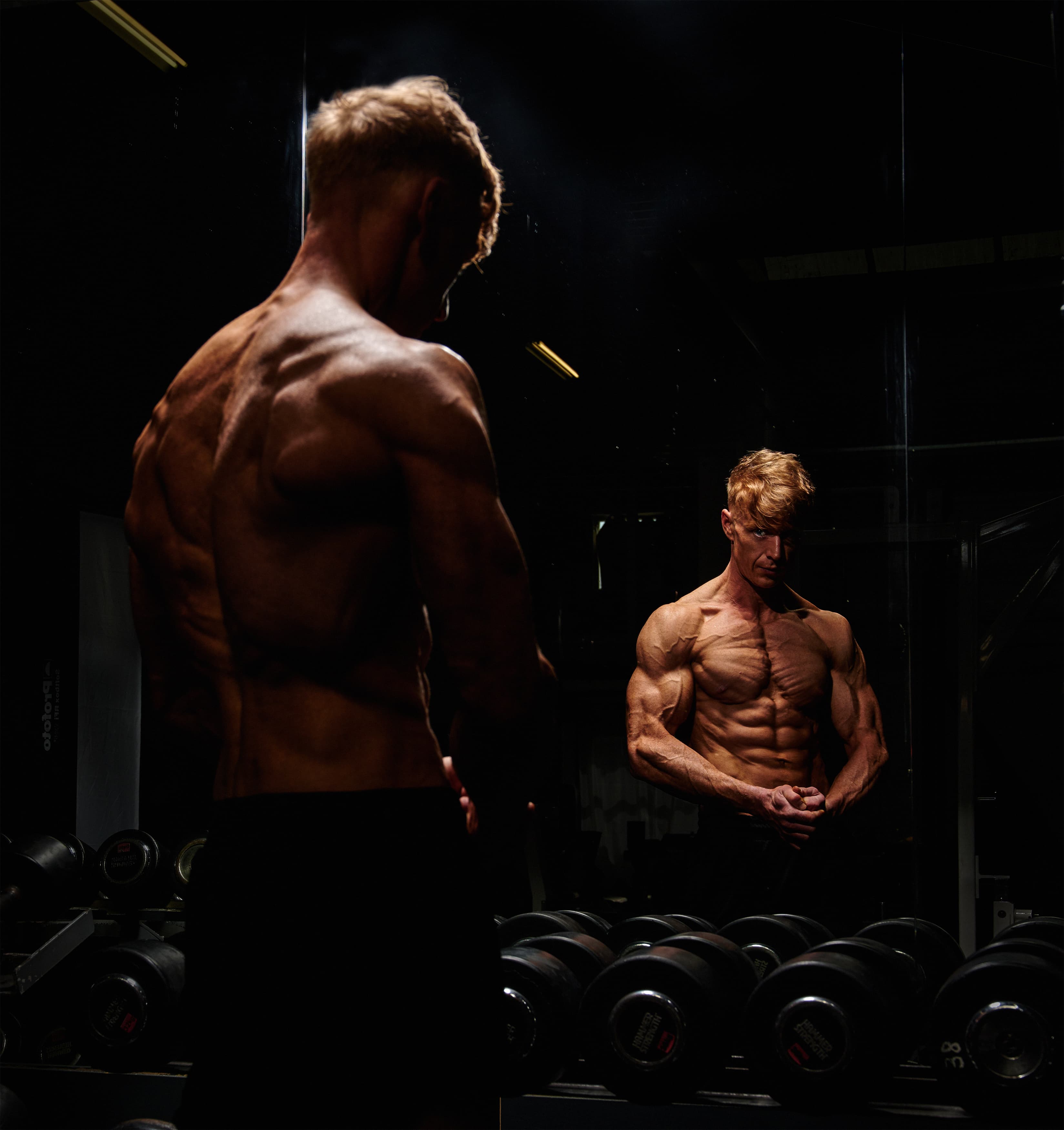 Vincent traint voor de spiegel in de sportschool